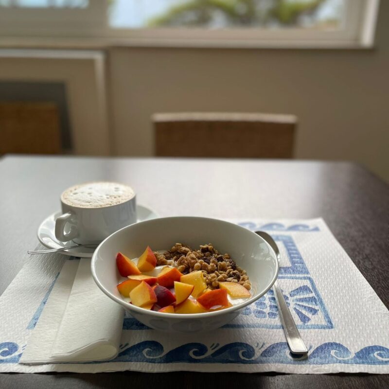 colazione con frutta e yogurt